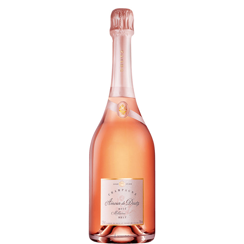 Amour De Deutz Rosé 2008 in een heldere champagnefles met roze halsfolie.