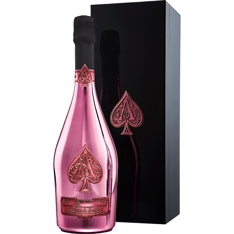 Armand de Brignac Rosé champagne in een roze fles naast een zwarte geschenkdoos.
