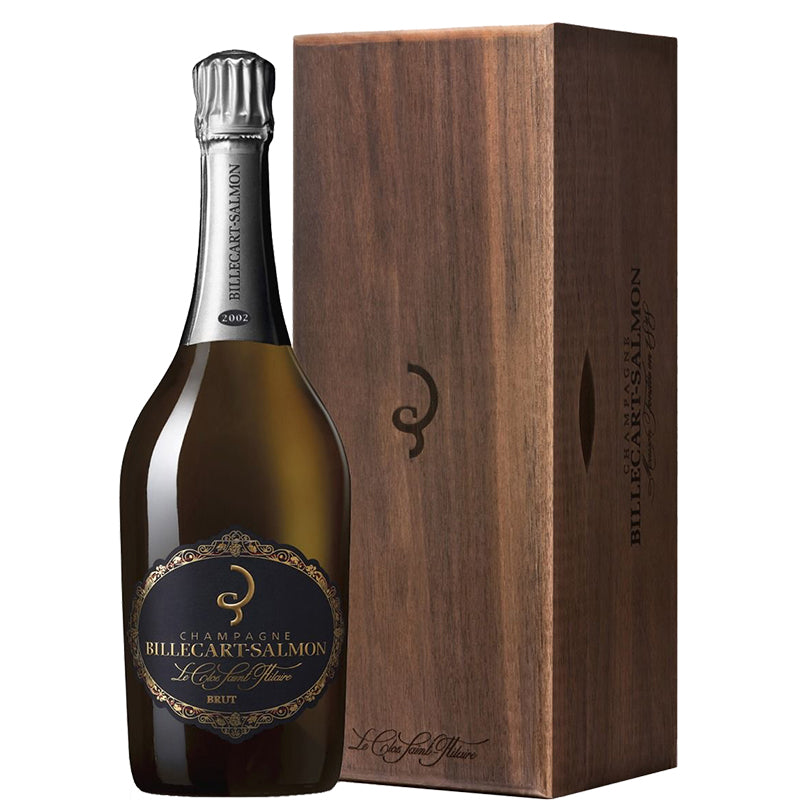 Billecart-Salmon Le Clos Saint-Hilaire 2006 in een champagnefles naast een houten geschenkdoos.