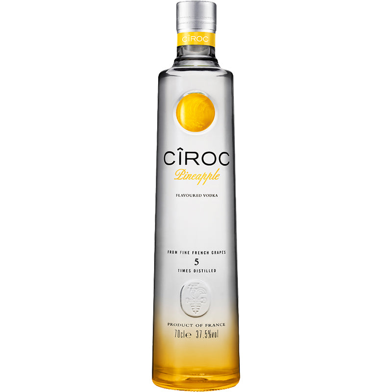 Ciroc Pineapple wodka in een hoge heldere fles met oranjegele voet.