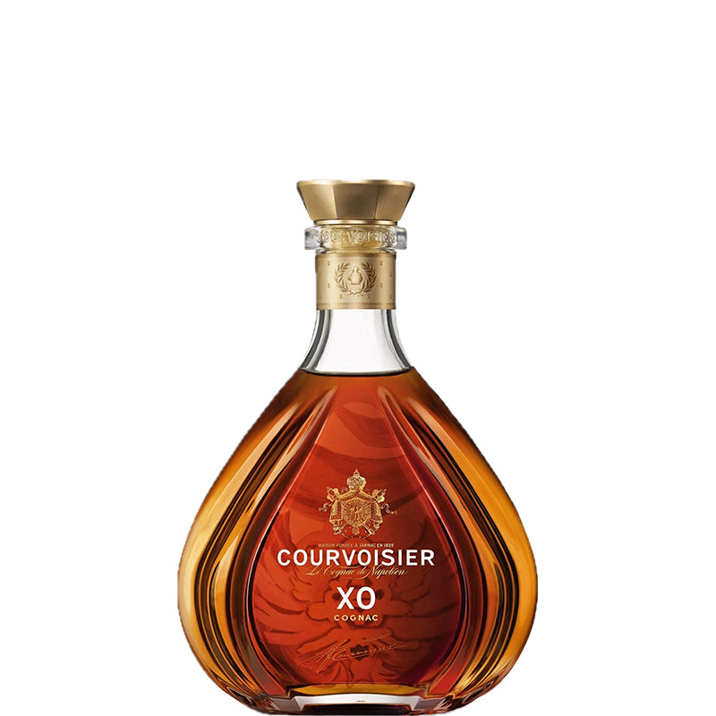 Courvoisier XO Year Of The Dragon cognac in een geribbelde karaf met goudkleurige hals.