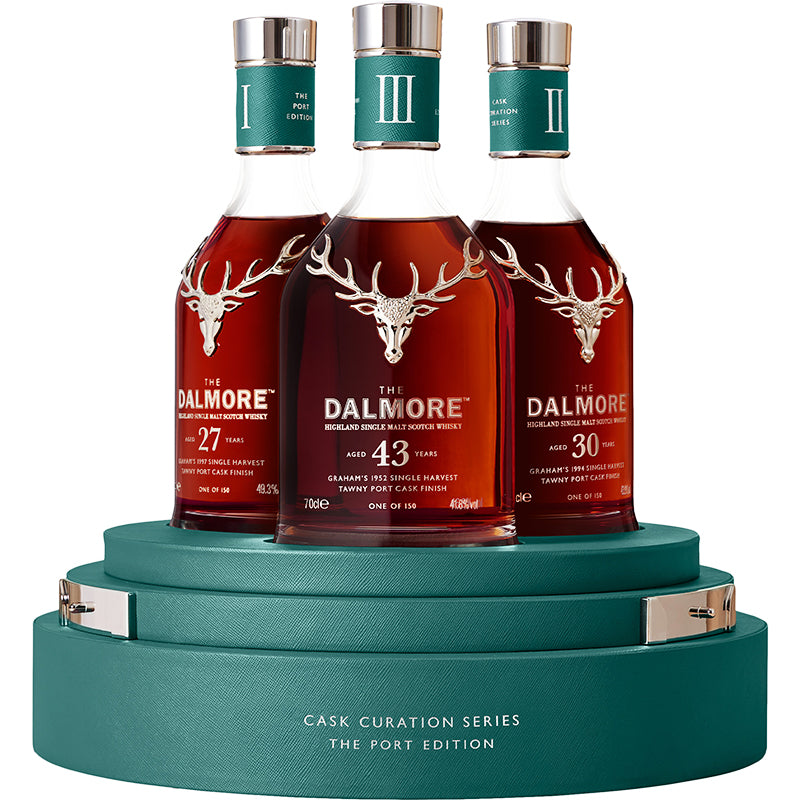 Dalmore Cask Curation Port Series II maltwhisky als drie flessen op een groene presentatievoet.