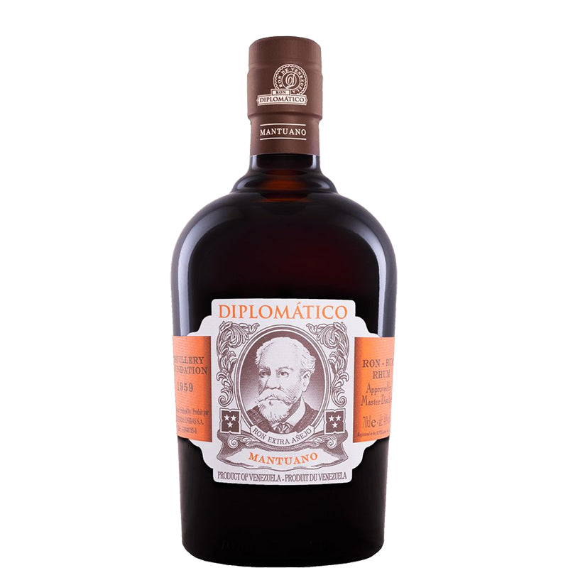 Diplomatico Mantuano donkere rum in een donkere fles met rood-wit etiket.