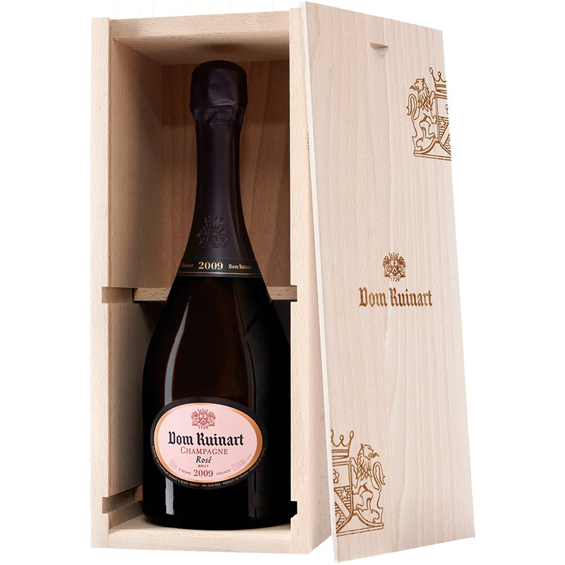 Dom Ruinart Rosé 2009 in een champagnefles in een geopende houten kist.