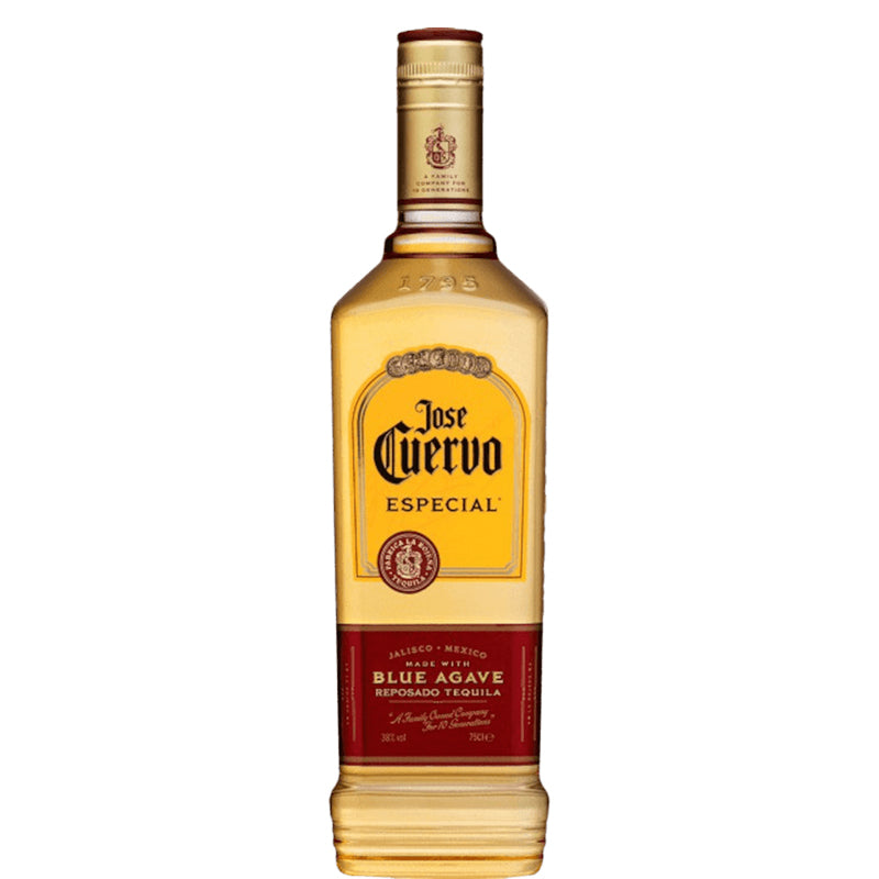 Jose Cuervo Gold tequila in een heldere fles met goudkleurig etiket.