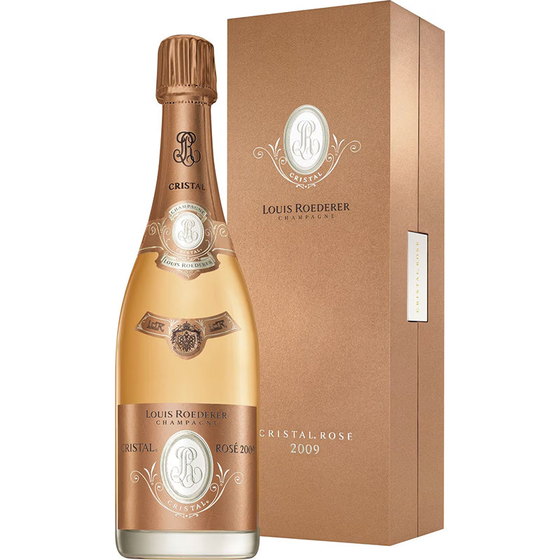 Louis Roederer Cristal Rosé 2013 in een roséchampagnefles naast een koperkleurige geschenkdoos.