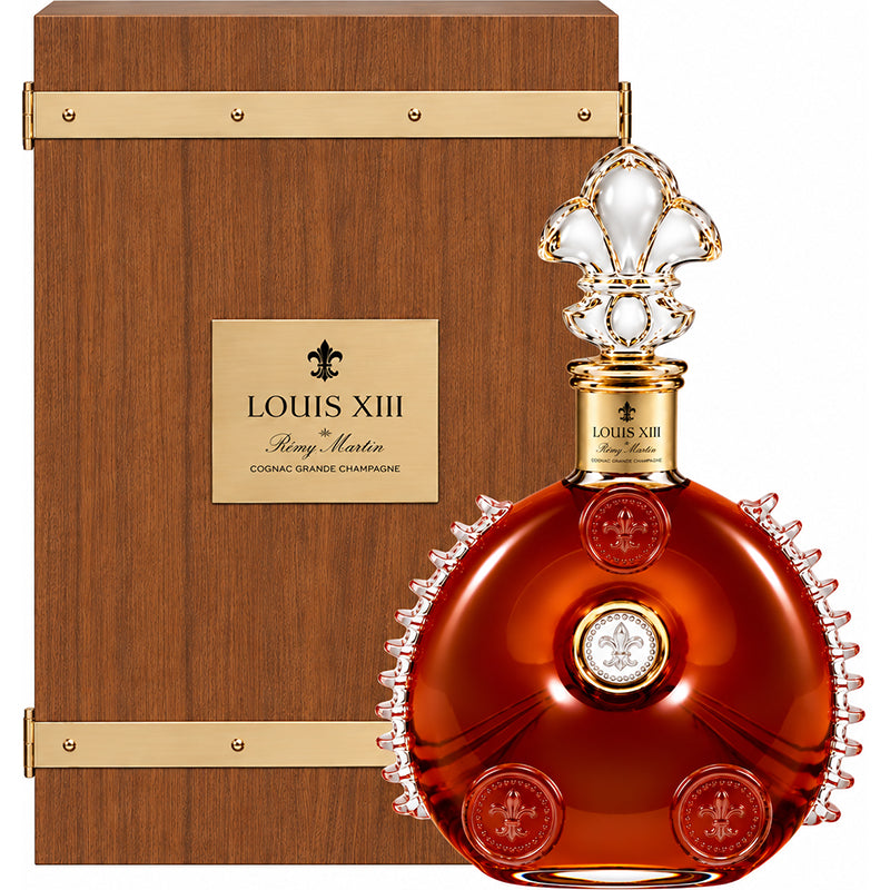 Remy Martin Louis XIII Jeroboam cognac van 3 liter in een ronde karaf naast een houten geschenkkist.