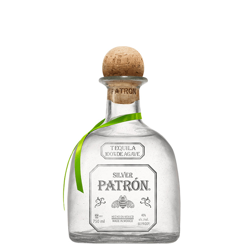 Patron Silver tequila in een brede heldere fles met ronde kurk.