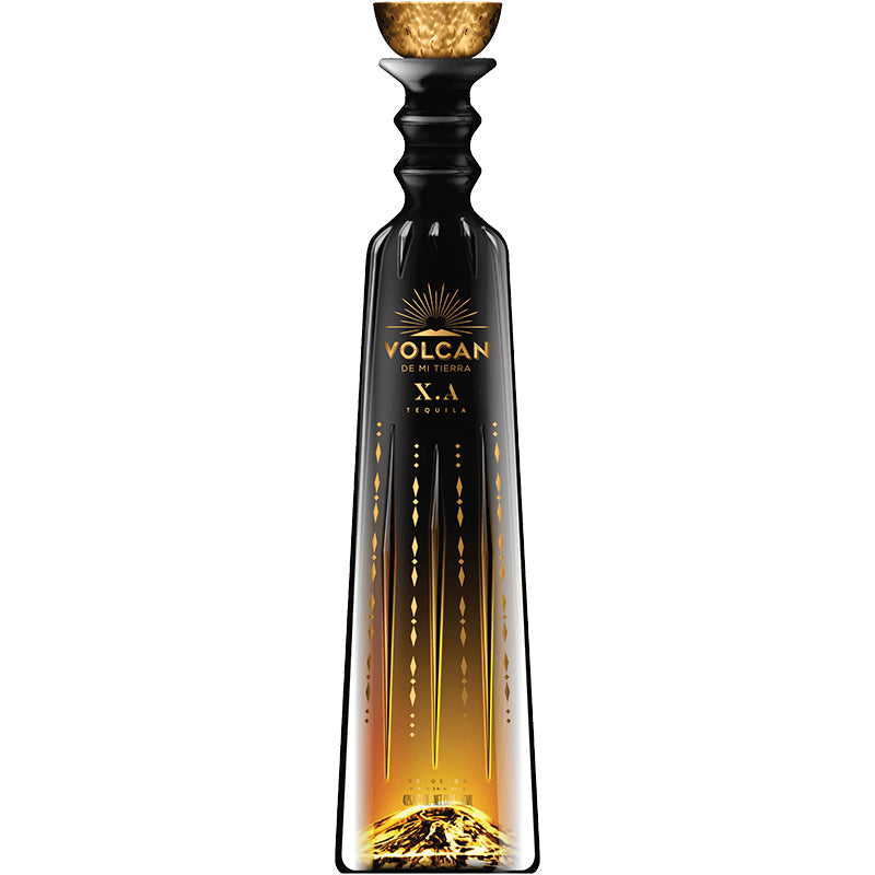 Volcan De Mi Tierra XA tequila in een slanke zwart-gouden fles met bolvormige stop.