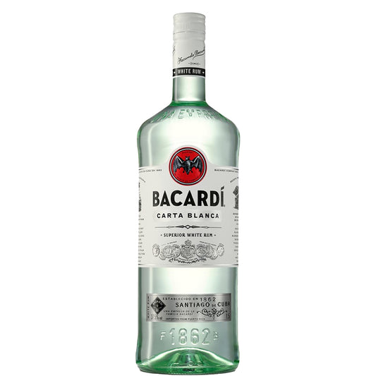 Bacardi Carta Blanca witte rum van 1,5 liter in een heldere fles met wit etiket en rood vleermuislogo.