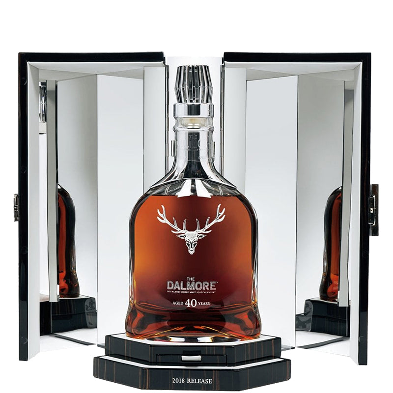 Dalmore 40 Year Old is de 40 jaar oude whisky van Dalmore en wordt gepresenteerd in een uiterst luxe coffret.