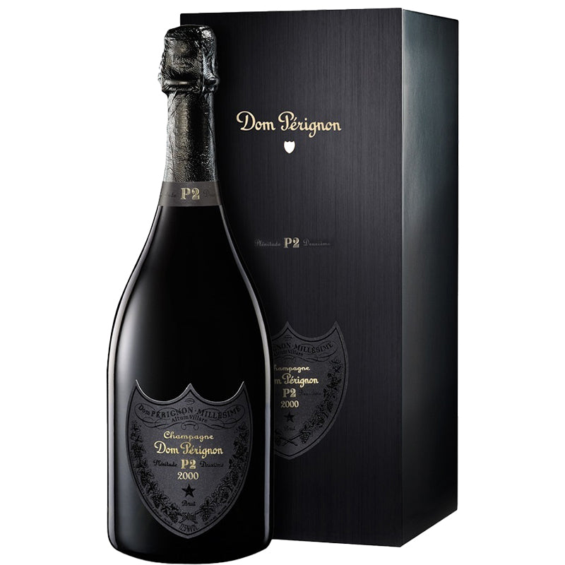 Dom Pérignon P2 2003 in een champagnefles naast een donkere geschenkdoos.