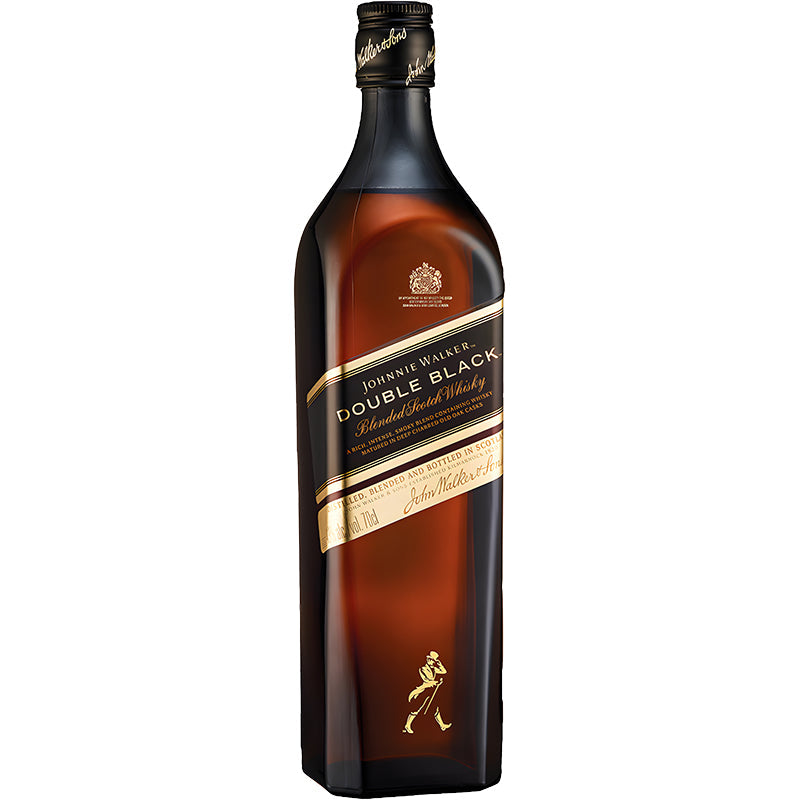 Johnnie Walker Double Black blended Scotch whisky van 1 liter in een donkere fles met schuin zwart etiket.