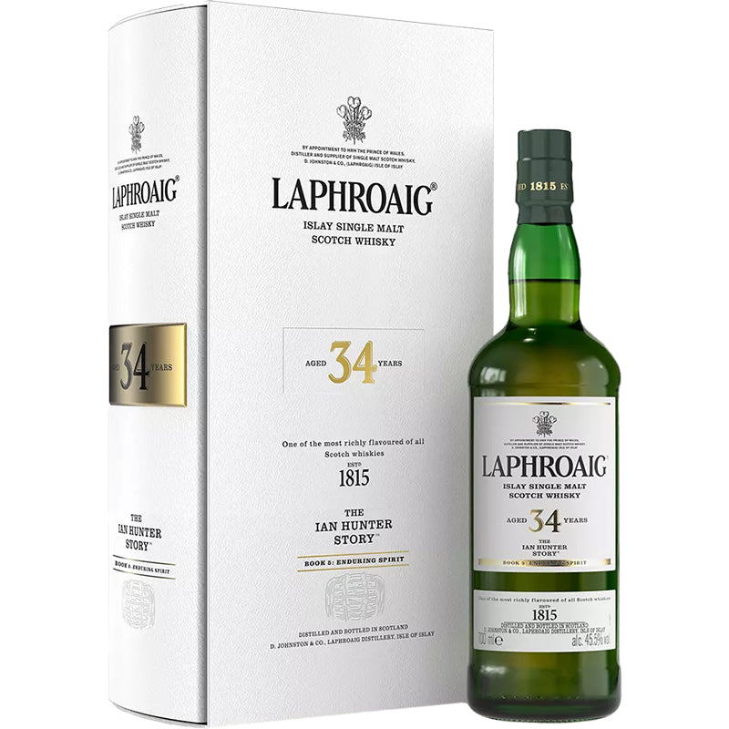 Laphroaig 34 Ian Hunter Book 5 Schotse maltwhisky in een groene fles naast een witte geschenkdoos.