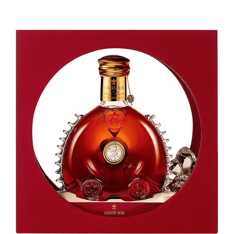Remy Martin Louis XIII cognac van 70 cl in een ronde karaf in een rode presentatieverpakking.