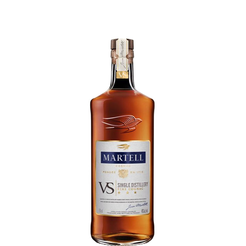 Martell VS cognac in een fles met wit-blauw etiket.