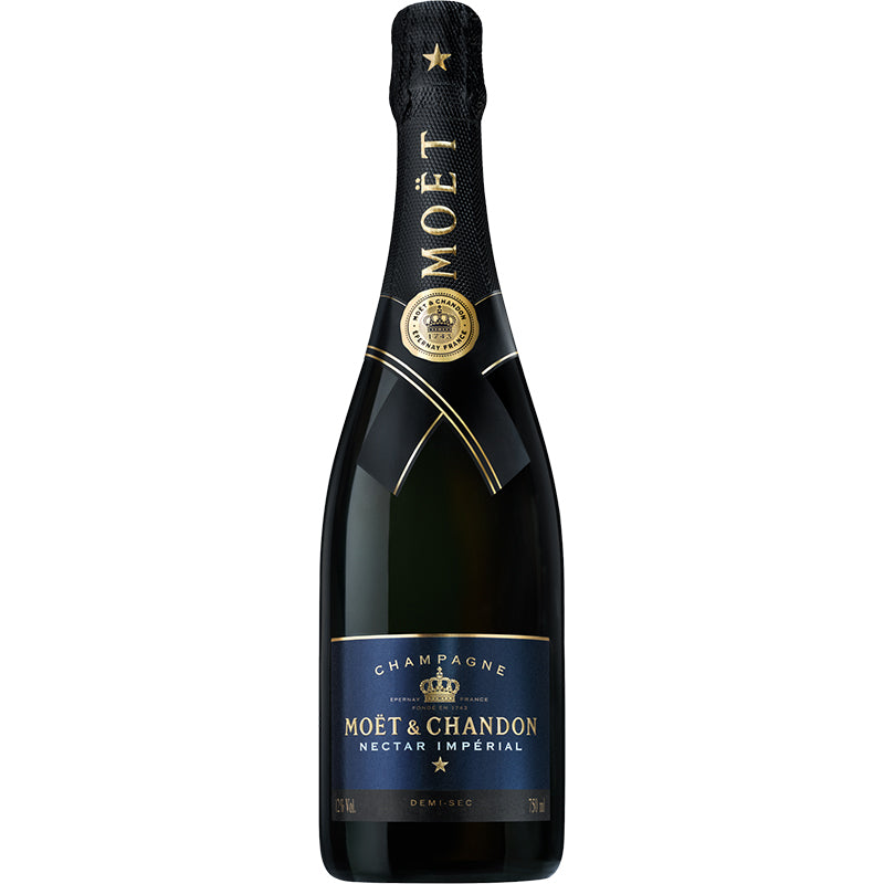 Moët & Chandon Nectar Imperial Magnum champagne van 1,5 liter in een donkere fles met blauw-zwart etiket en goudkleurige hals.