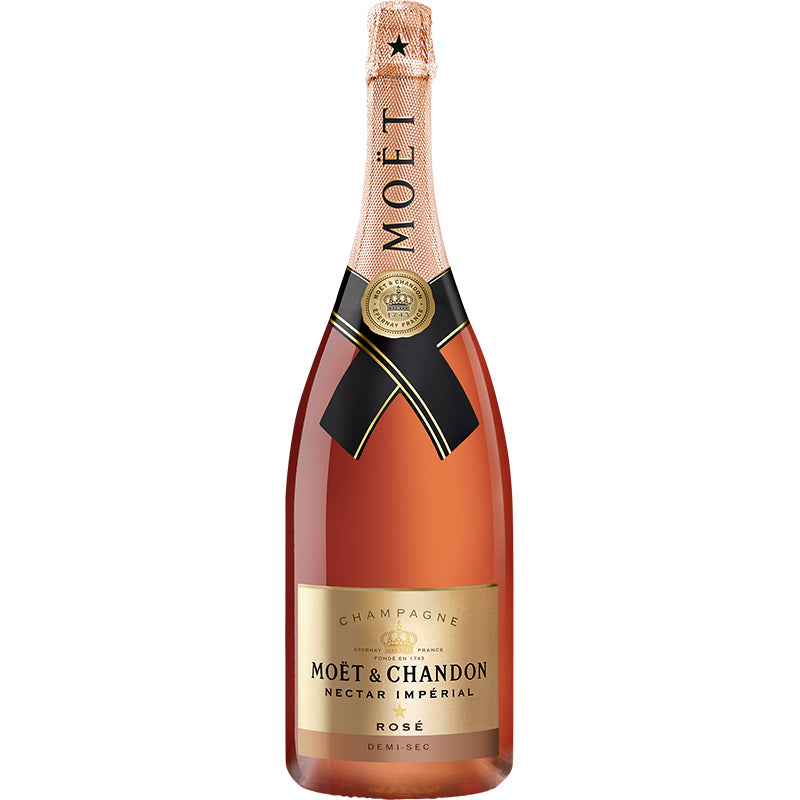 Moët & Chandon Nectar Imperial Rosé Magnum van 1,5 liter in een heldere fles met roze champagne en roze folie.