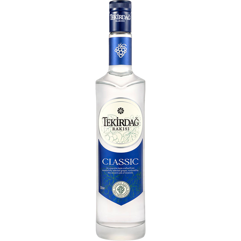 Tekirdag Rakisi raki in een witte fles met blauw etiket.